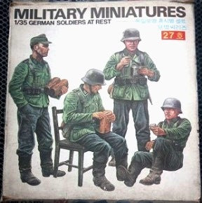 German Soldiers at Rest 1:35